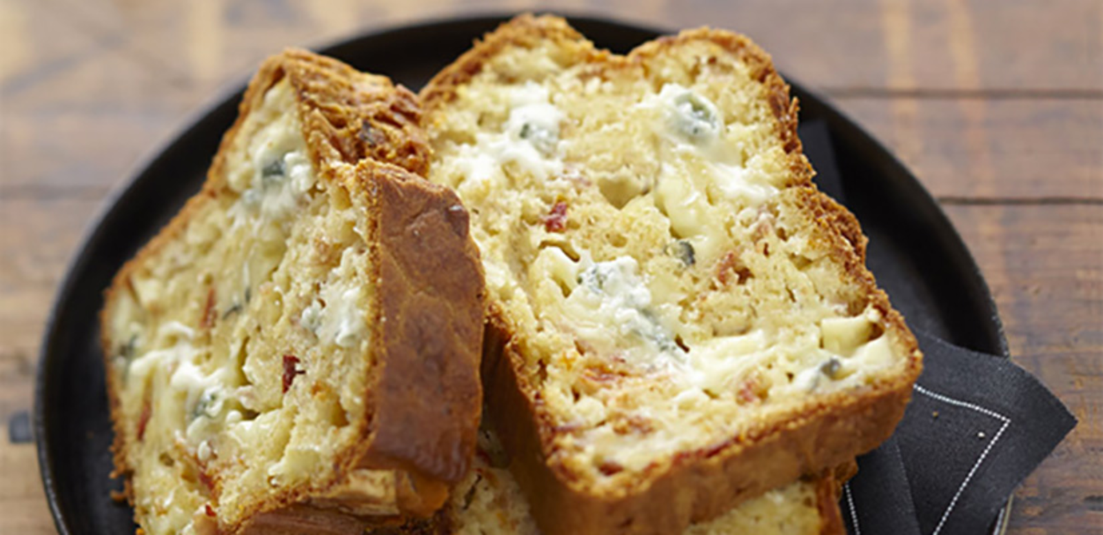 Cake au bleu, jambon et tomates séchées