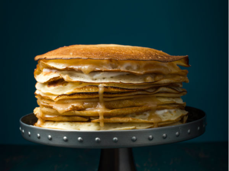 Gâteau de crêpe au caramel et fromage frais