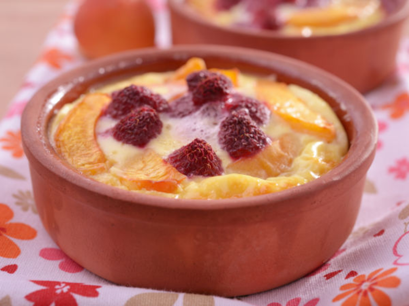 Clafoutis framboises, abricots et fromage frais