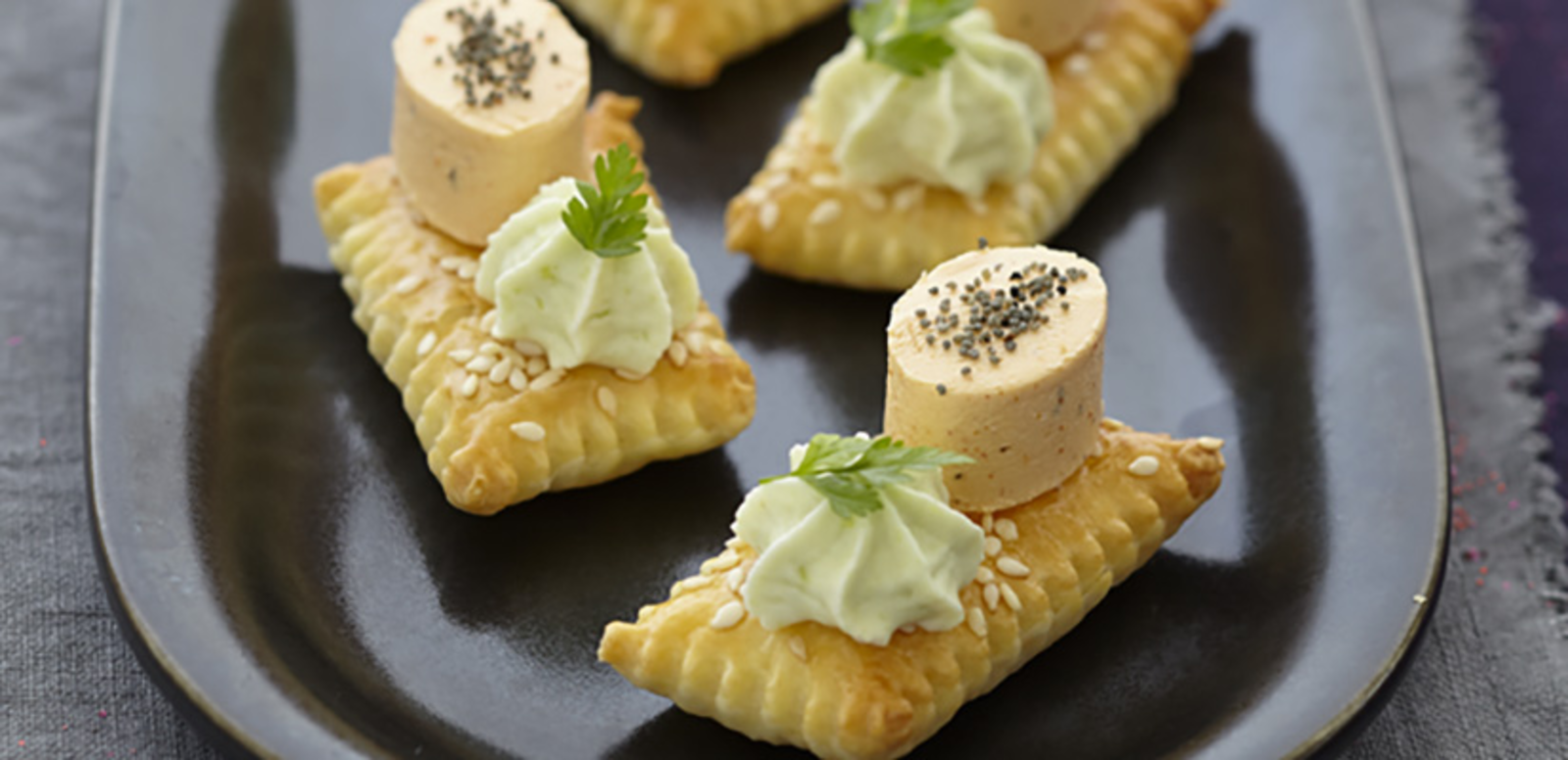 TH05_feuillete-au-sesame-chantilly-wasabi-et-aperivrais-saumon