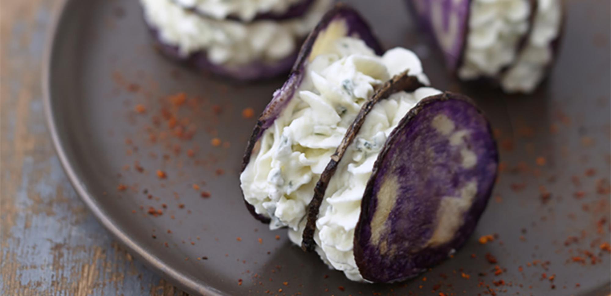 Chips de pomme de terre vitelotte à la chantilly de fromage bleu