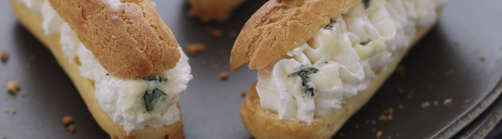 Éclairs salés à la crème fouettée au bleu