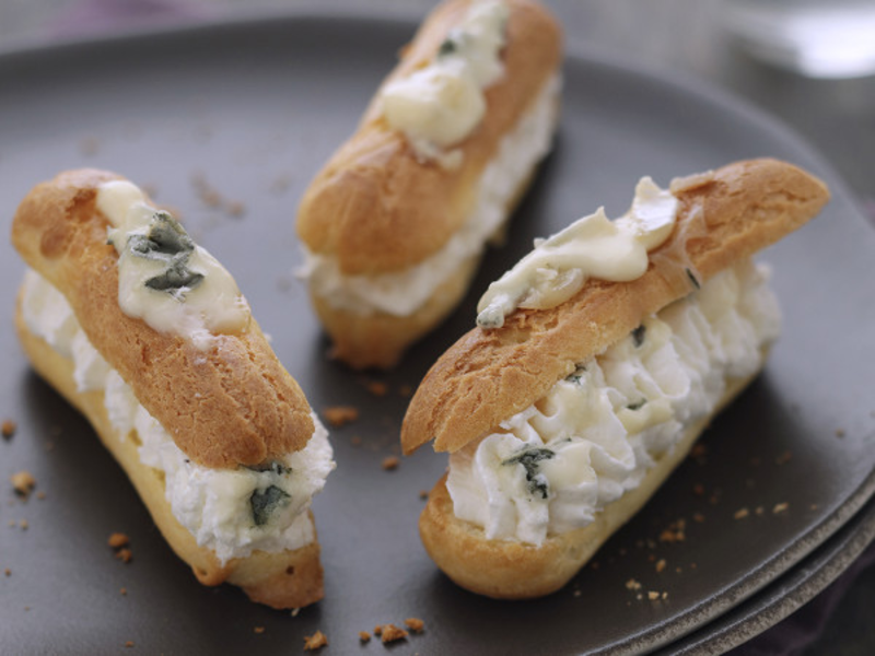 Éclairs salés à la crème fouettée au bleu