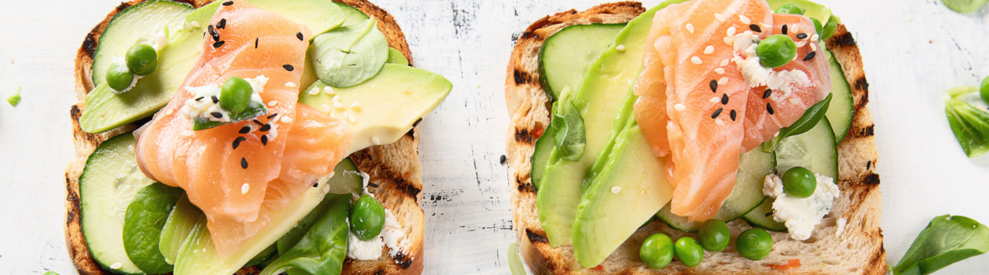 Tartine craquante au fromage frais, saumon et avocat