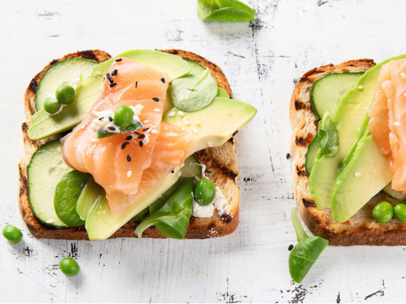 Tartine craquante au fromage frais, saumon et avocat