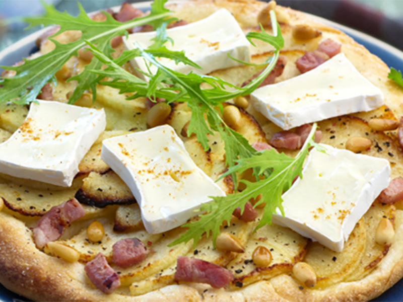 Pizza aux pommes et fromage