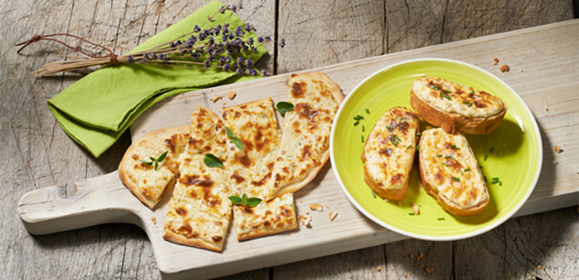 Tarte flambée facile et rapide au fromage frais ail et fines herbes