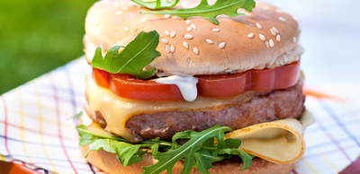 Burger au veau, fromage et mayonnaise au miel