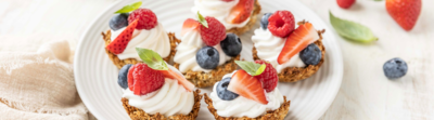 Tartelettes aux fruits frais, basilic et fromage de brebis