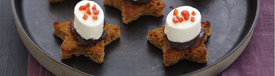 Toast étoile pain d’épices, chutney d’oignon et fromage frais
