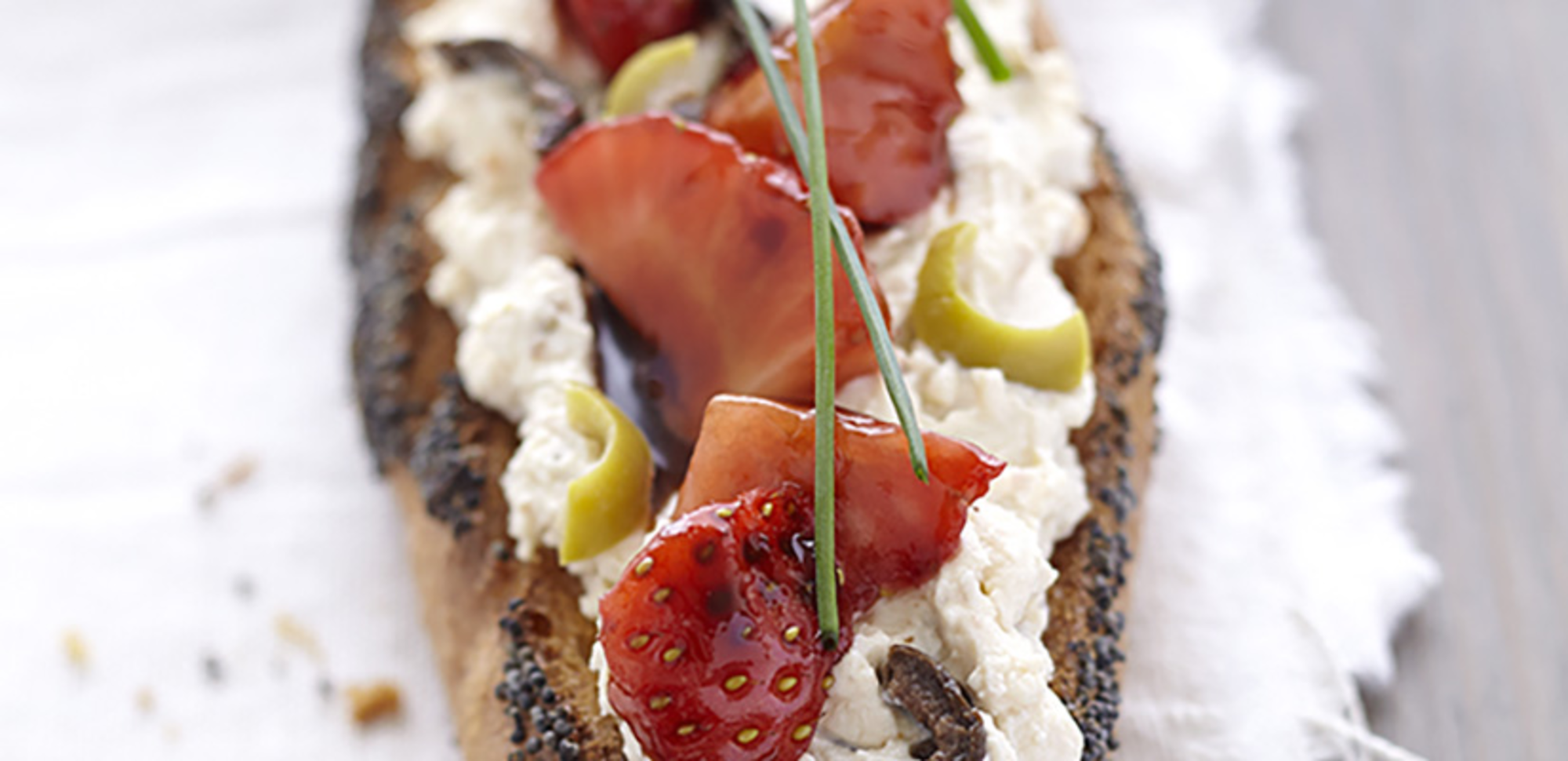 Tartine au fromage frais, olive et fraises marinées au balsamique