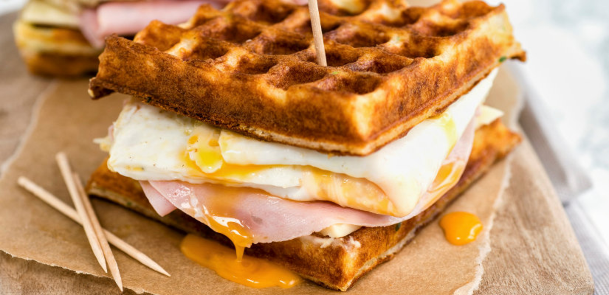 Gaufre au fromage, jambon et œuf