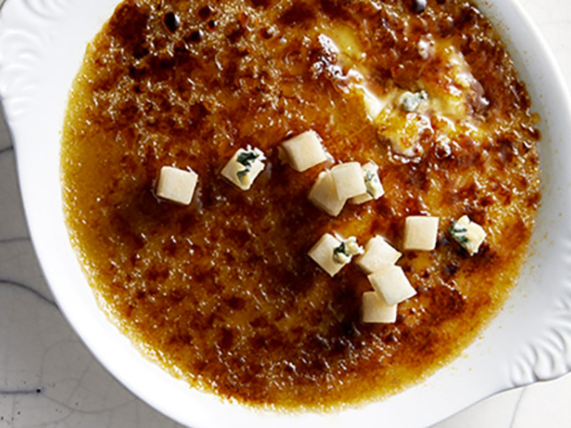 Crème brûlée au fromage bleu et poires anisées