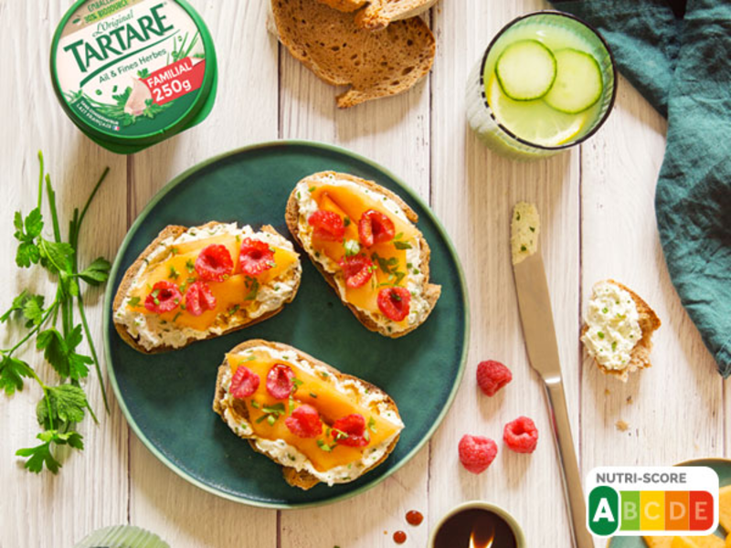 Tartines au fromage ail et fines herbes, melon et framboises