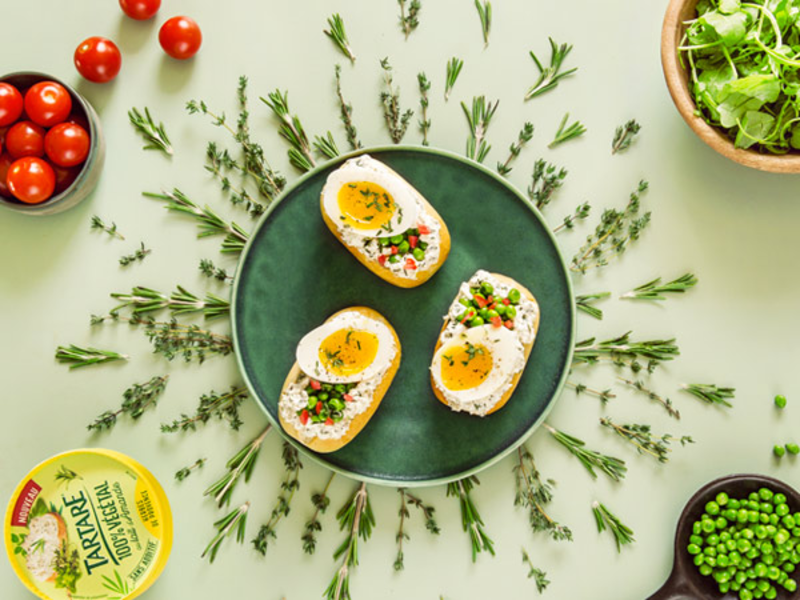 Nids de pain aux œufs mollet, tartinade végétale et herbes de Provence