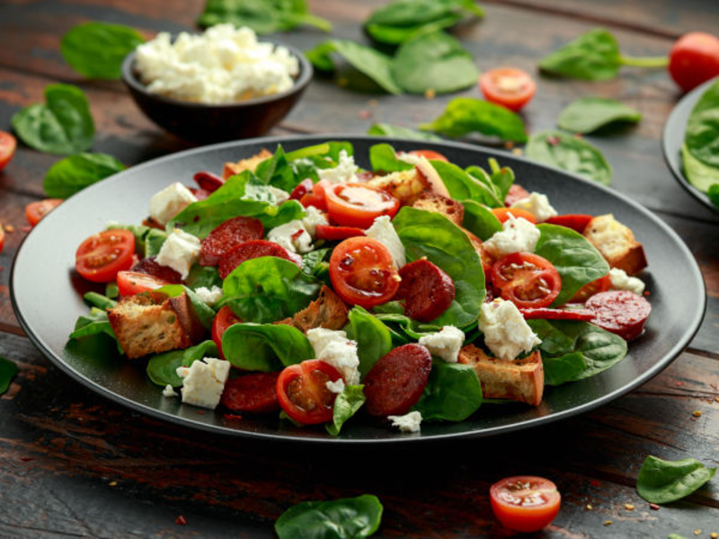 Salade espagnole au fromage de chèvre frais