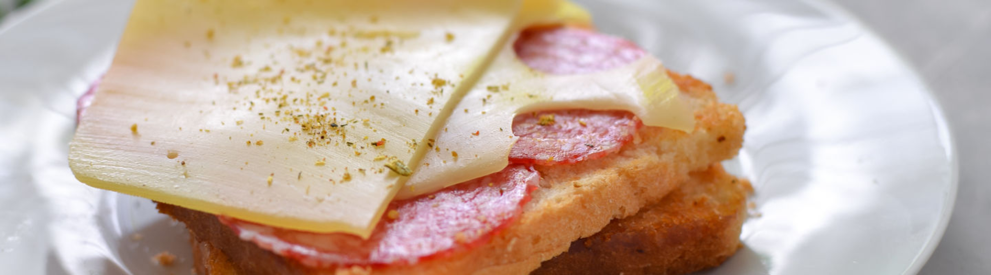 Toasts à l'andouille et fromage