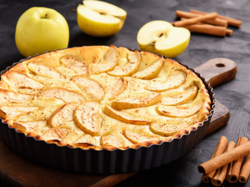 Pizza blanche aux pommes, miel et fromage de chèvre frais