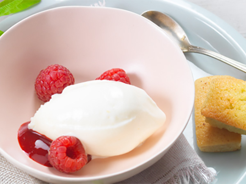 Glace au fromage frais, framboises et financiers