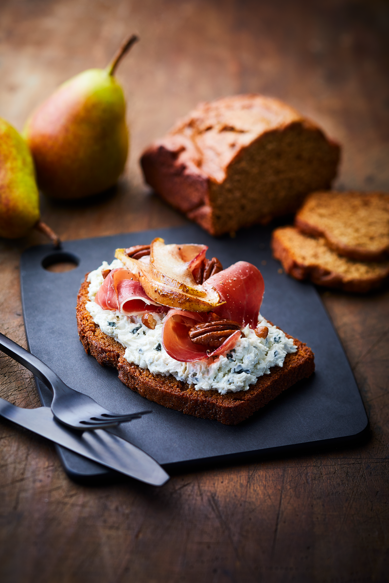 Tartine de pain d’épices au fromage bleu, jambon et poires caramélisées