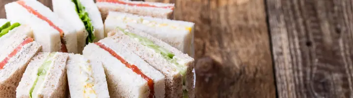 Sandwich cake au saumon fumé, radis et chèvre frais