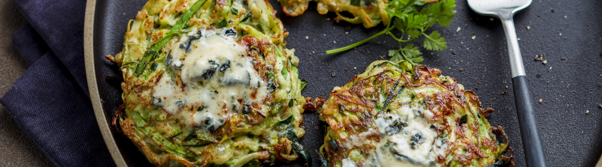 Galettes de courgette, avoine et fromage bleu