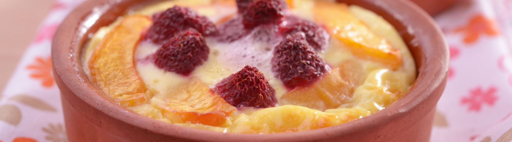 Clafoutis framboises, abricots et fromage frais