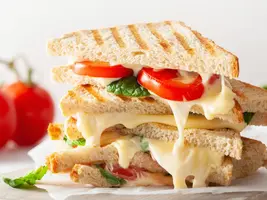 Mini sandwiches au fromage de brebis et tomate
