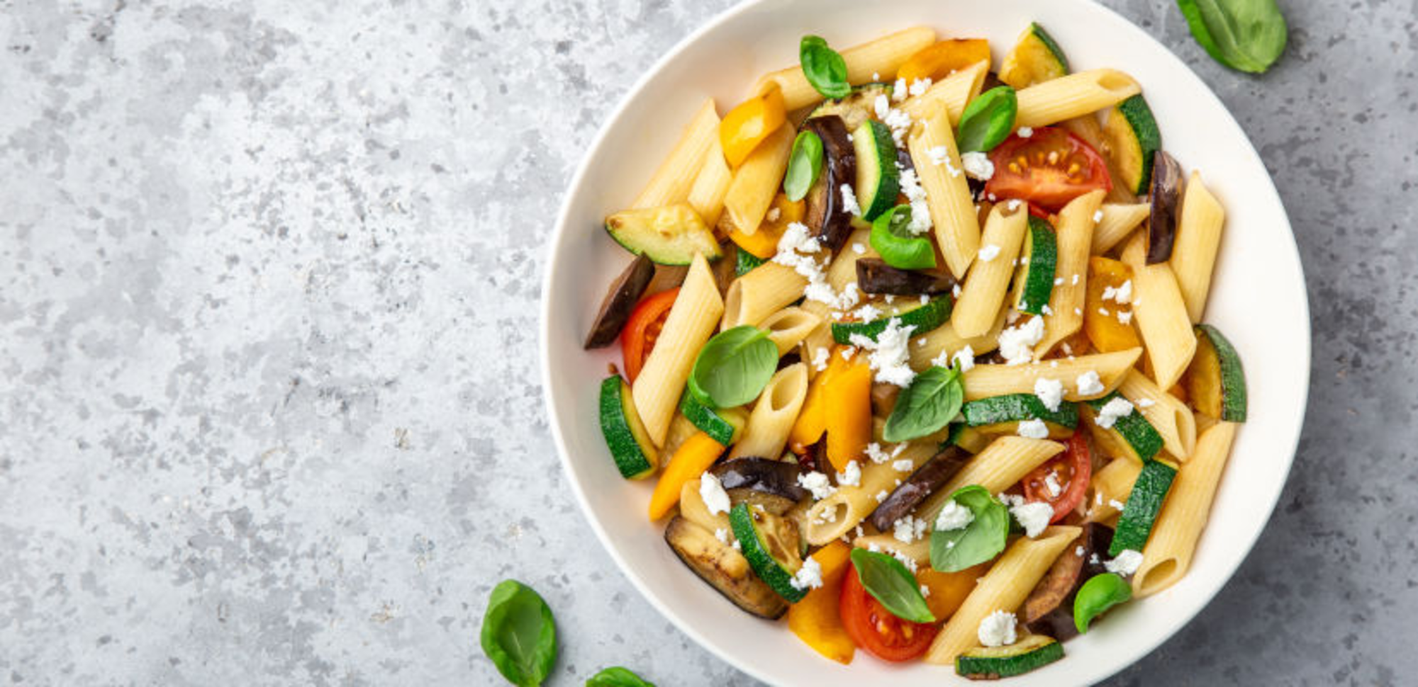 Salade de pâtes aux légumes de saison et fromage frais