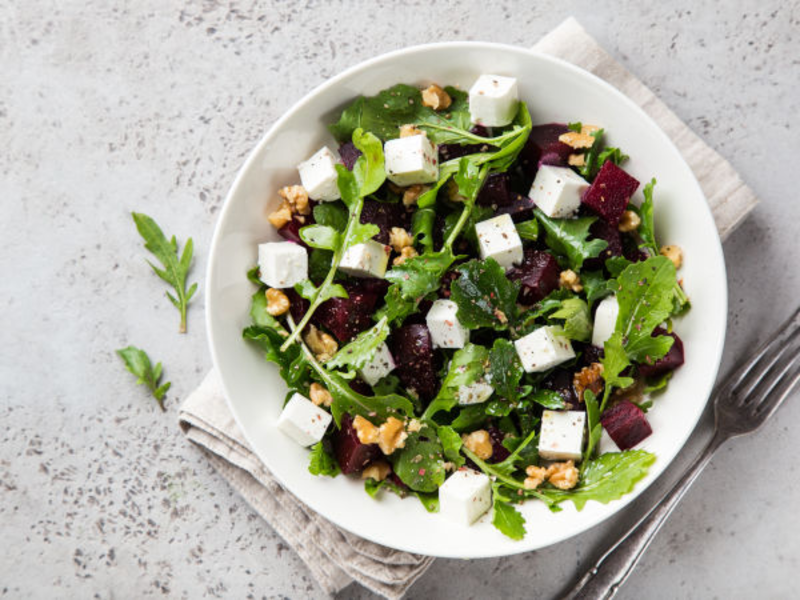 Salade au fromage de brebis, chorizo et betterave rôtie