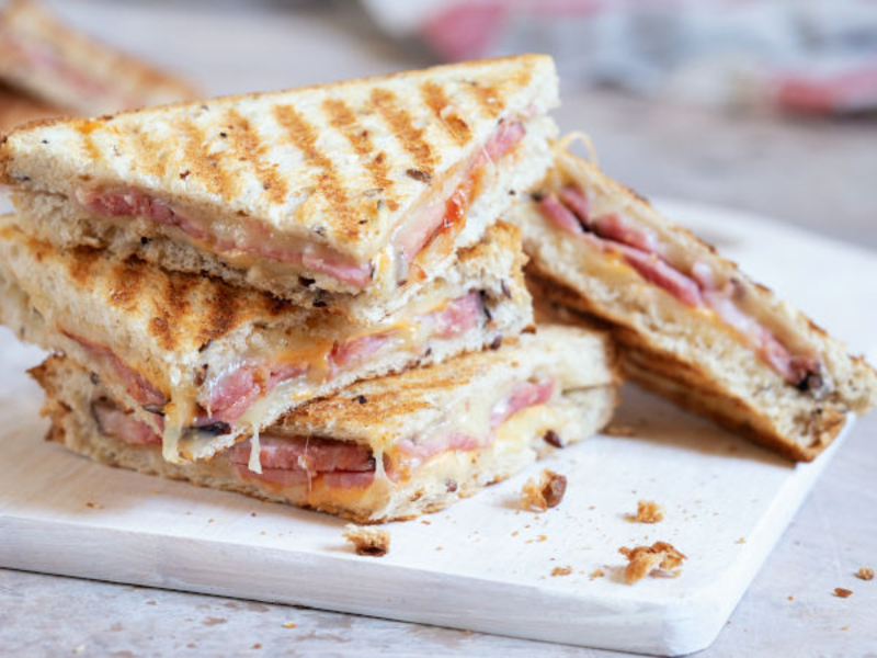 Croque au fromage de brebis et à la cerise noire