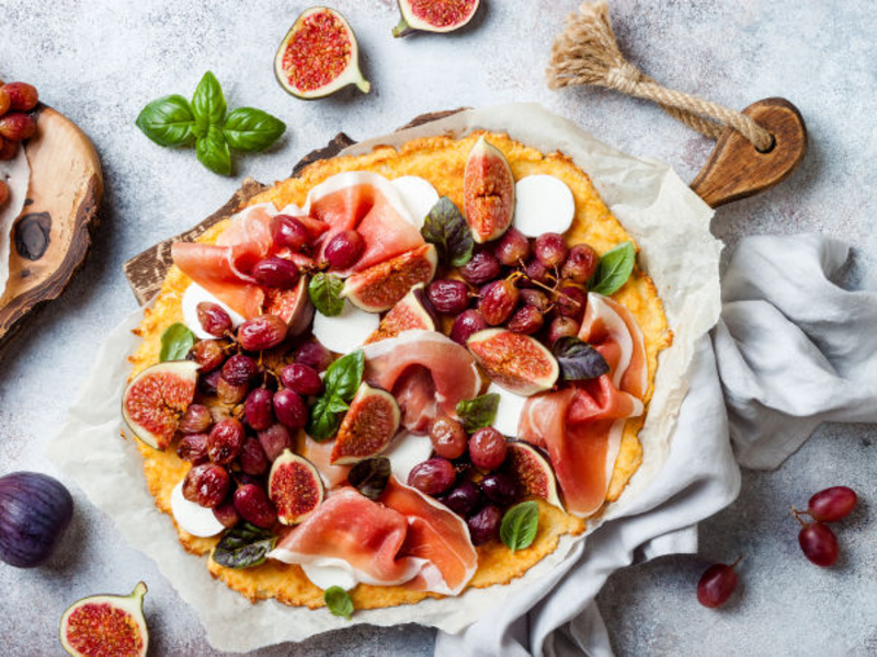 Pizza au chèvre et jambon serrano