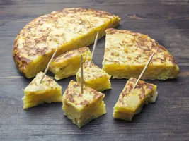 Canapés de chorizo, tortilla de poivrons et fromage de brebis