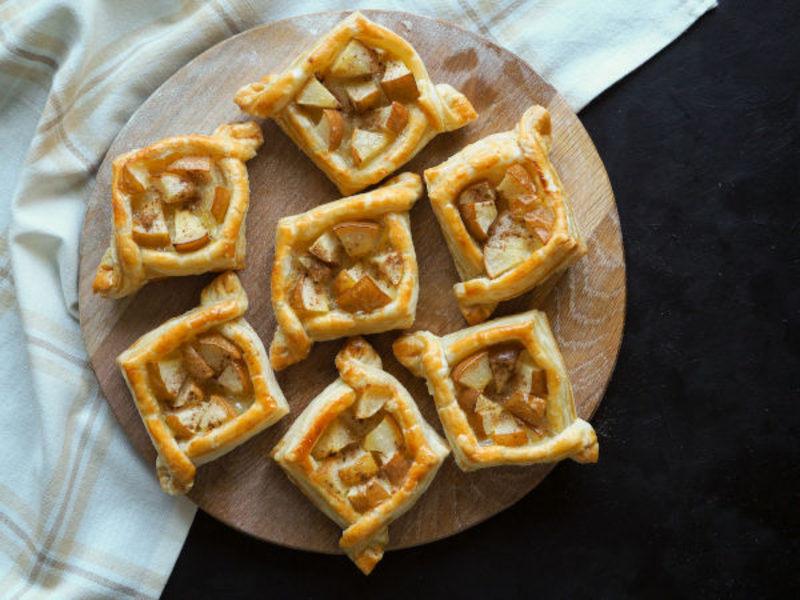 Feuilletés de fromage frais ail & fines herbes à la poire