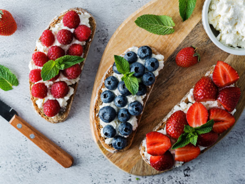 Tartine aux fruits, au fromage frais et aux feuilles de menthe