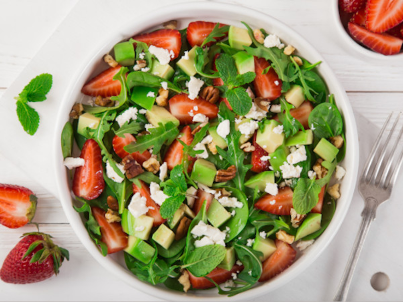 Salade de tomates aux fraises et fromage bleu