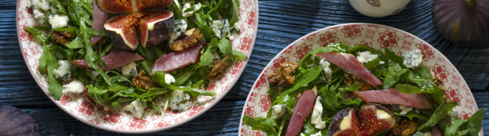 Salade au fromage de brebis, cerises et viande des grisons