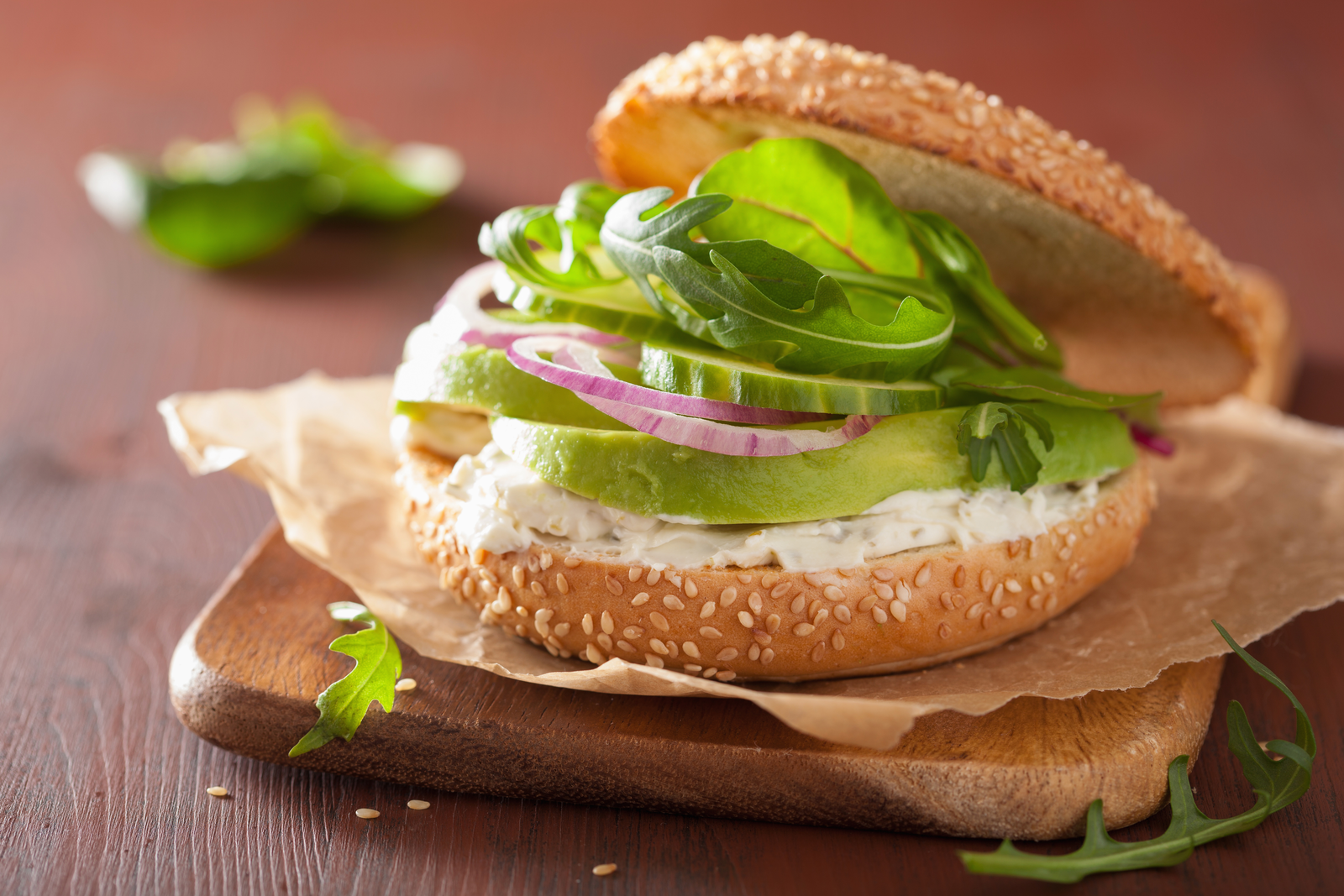 Bagel avocat et chèvre frais