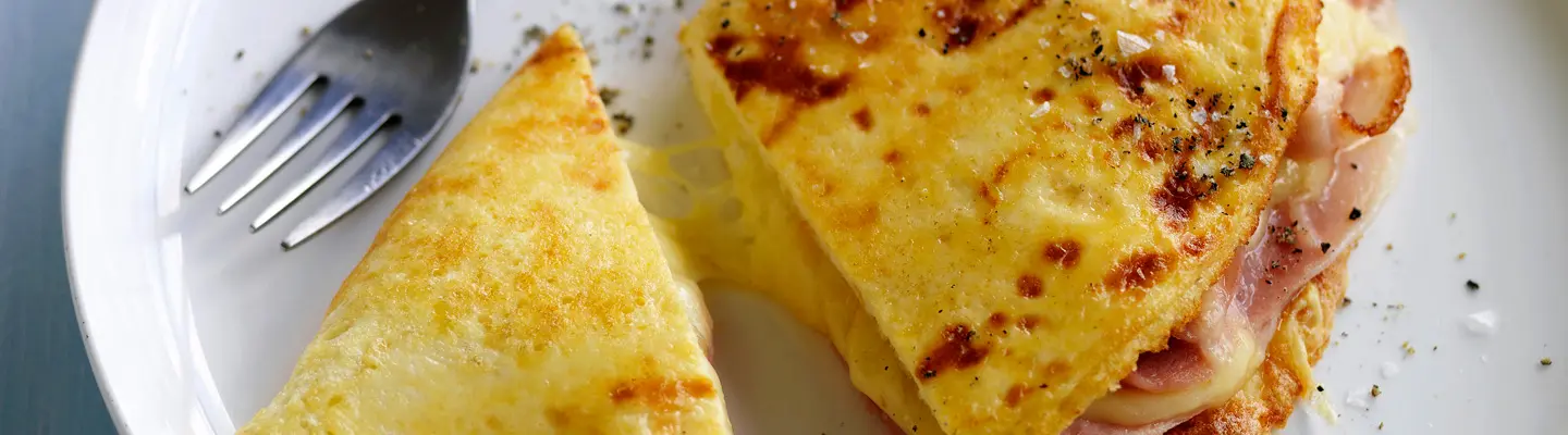 Omelette au fromage et au jambon