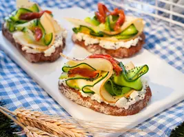Toast tomate, courgette et fromage