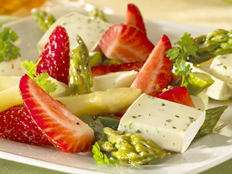 Salade aux deux asperges, fraise et fromage frais