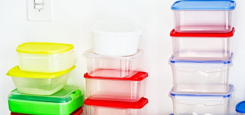 TH05_stacked-plastic-food-storage-boxes-picture-id856890628