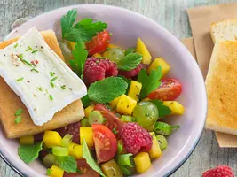 Salade de fruits et tomates cerise au fromage