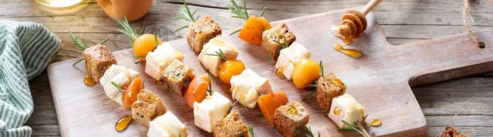 Brochette apéro aux abricots, fromage et romarin