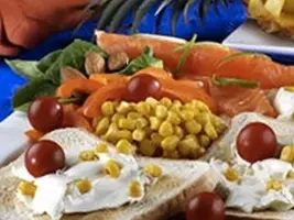 Salade composée au saumon fumé et fromage frais