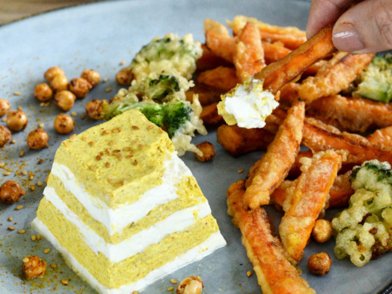 Pyramide de chèvre au curry et légumes en tempura