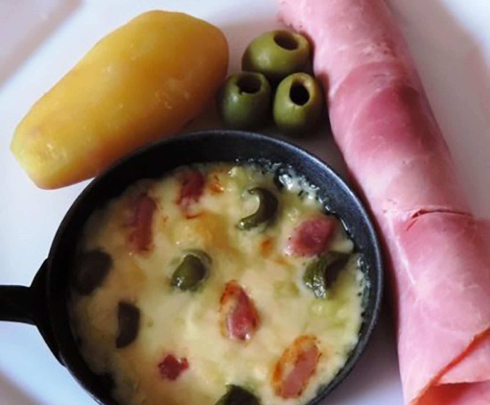 TH06_raclette-jambon-braise-et-olives.jpg