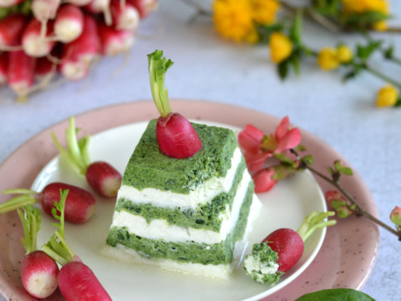 Pyramide d'épinards, radis et fromage de chèvre