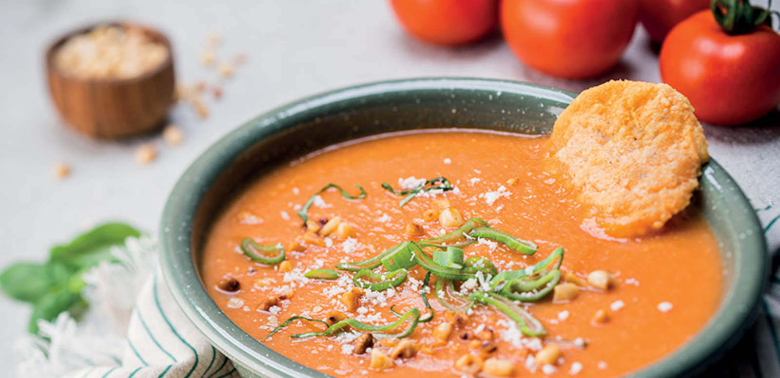 Velouté de tomates et tuiles de parmesan