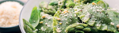 Raviolis maison aux épinards, légumes verts et parmesan
